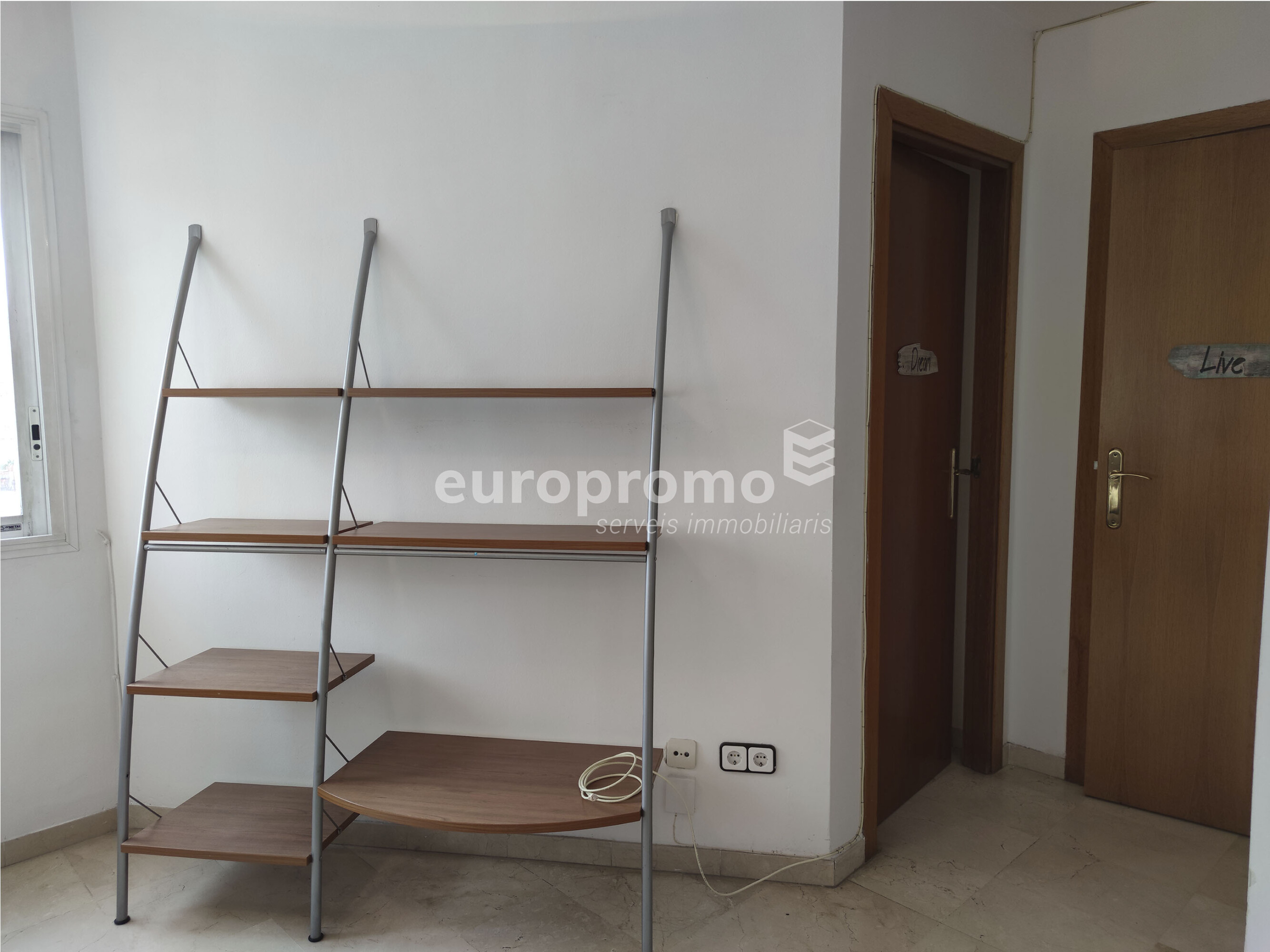 Pis acollidor d'una habitació amb despatx al centre de Girona!